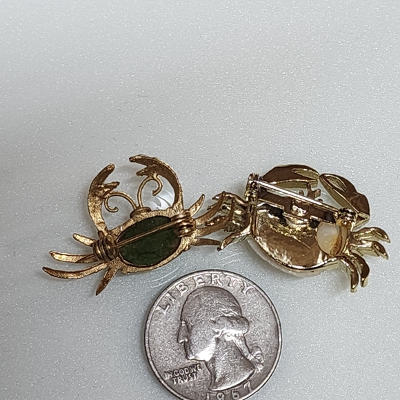 Crab Brooch Gold Tone Shell Center Ocean Pin & Gold Tone Green Center - Picture 4 of 4